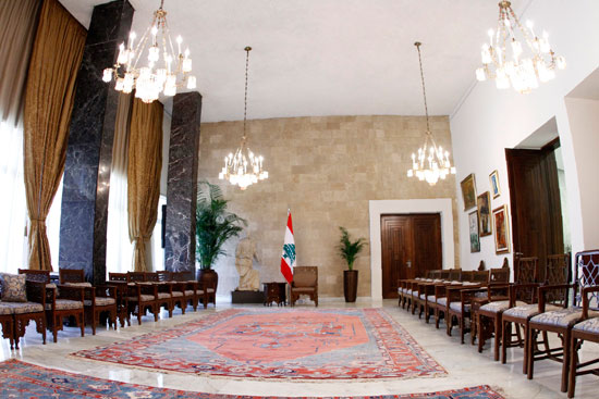 غرفة لقاءات داخل القصر