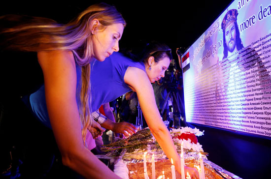 السياح فى شرم الشيخ يضعون الشموع تأبينا لضحايا الطائرة الروسية