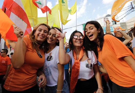 فرحة لبنانية باختيار عون رئيسا للبنان