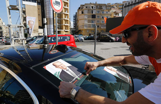 لبنانى يلصق صورة للرئيس ميشيل عون على سيارته