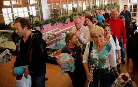 مطار شرم الشيخ يستقبل السياح الألمان بالورود (5)