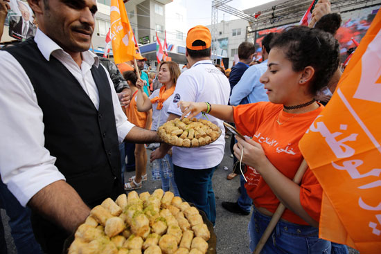 توزيع الحلوة فى شوارع بيروت احتفالان باختيار الرئيس عون