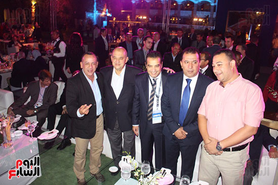 الدكتور مصطفي وزيري في صورة تذكارية مع تلوزير والمحافظ