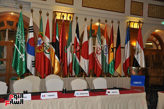 تركيب كافة أعلام الدول المشاركة بفعاليات منظمة السياحة العالمية