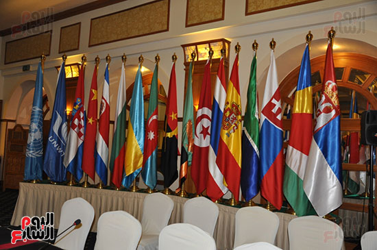 أعلام الدول المشاركة فى فعاليات المنظمة العالمية للسياحة بالأقصر