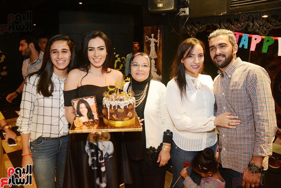 ميريهان حسين والعائلة يحتفلون بعيد ميلادها