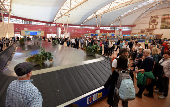 مطار شرم الشيخ يستقبل السياح الألمان بالورود (11)