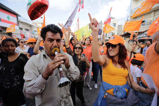 لبنانيات يحتفلن باختيار ميشيل عون رئيسا 