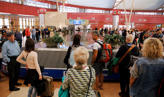 مطار شرم الشيخ يستقبل السياح الألمان بالورود (2)