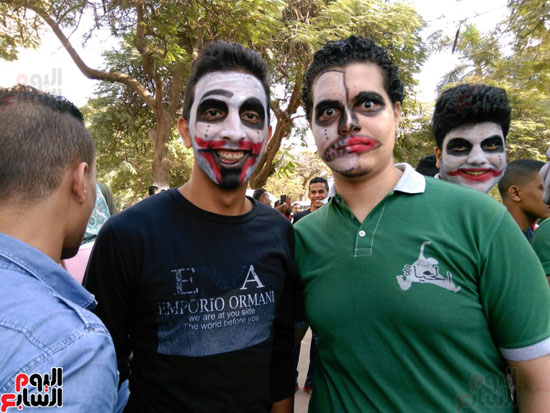 طلاب بجامعة عين شمس يحتفلون بـالهالوين برسوم وملابس مرعبة (4)