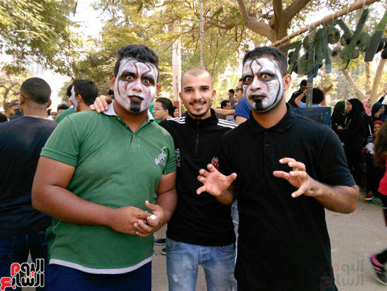 طلاب بجامعة عين شمس يحتفلون بـالهالوين برسوم وملابس مرعبة (2)