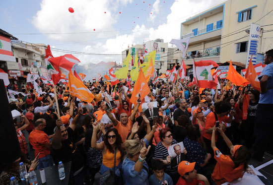احتفالات للبنانيين بعد اختيار الرئيس عون