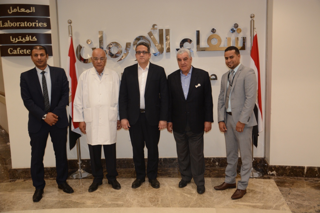 وزير الاثار وزاهي حواس في زيارة لمستشفي اورام الاقصر