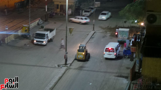 سيارات الوحدة المحلية لمدينة أسوان تنظف الشوارع