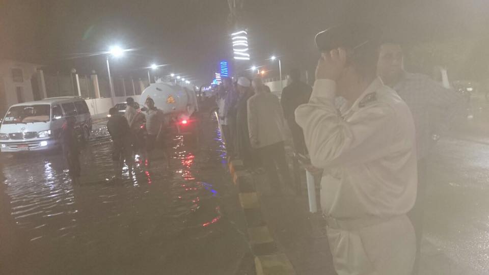 سيارات الكسح تشفط المياه بمدينة بنى سويف