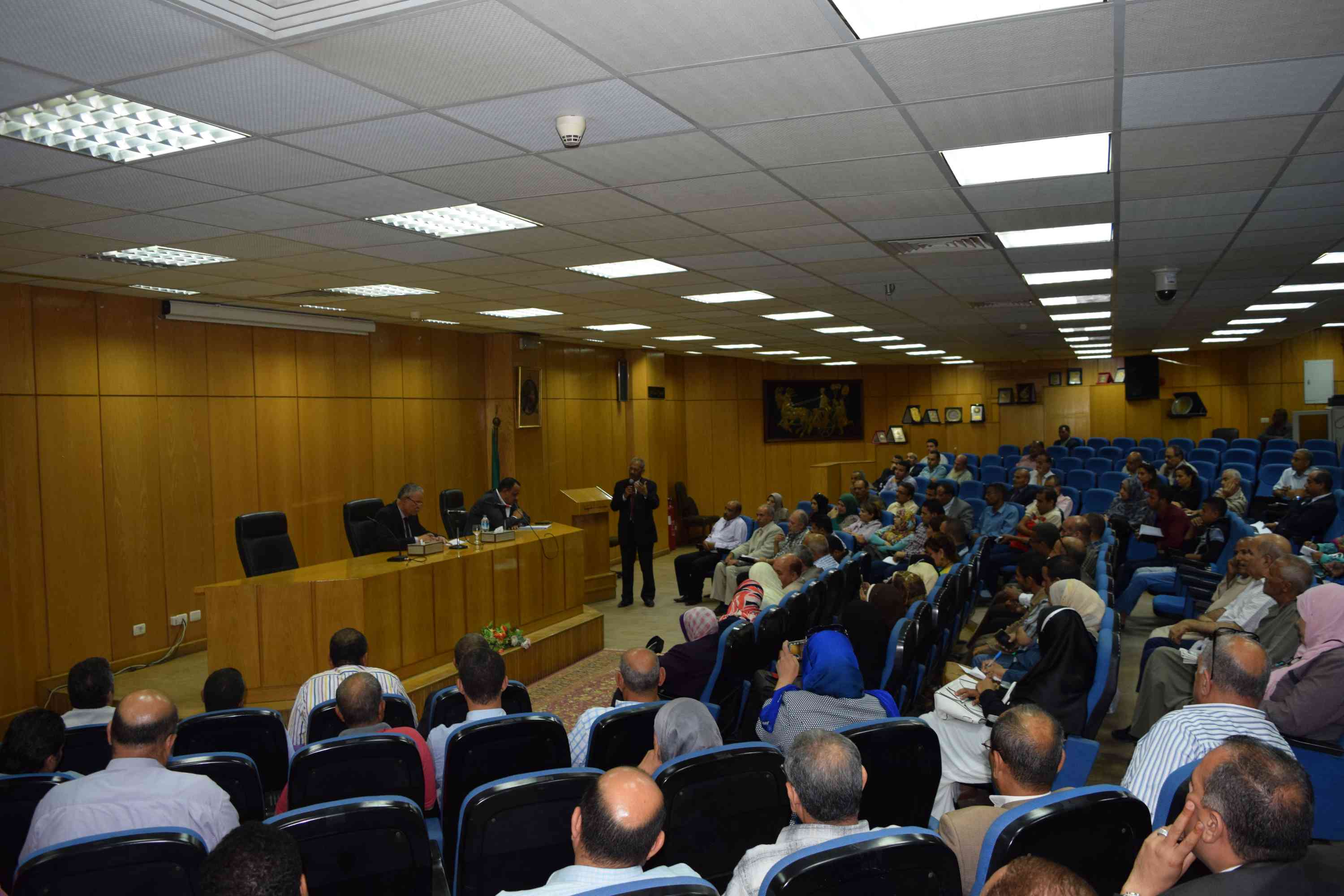 عصام البديوى محافظ المنيا خلال لقاءه بأعضاء الجمعيات الأهلية