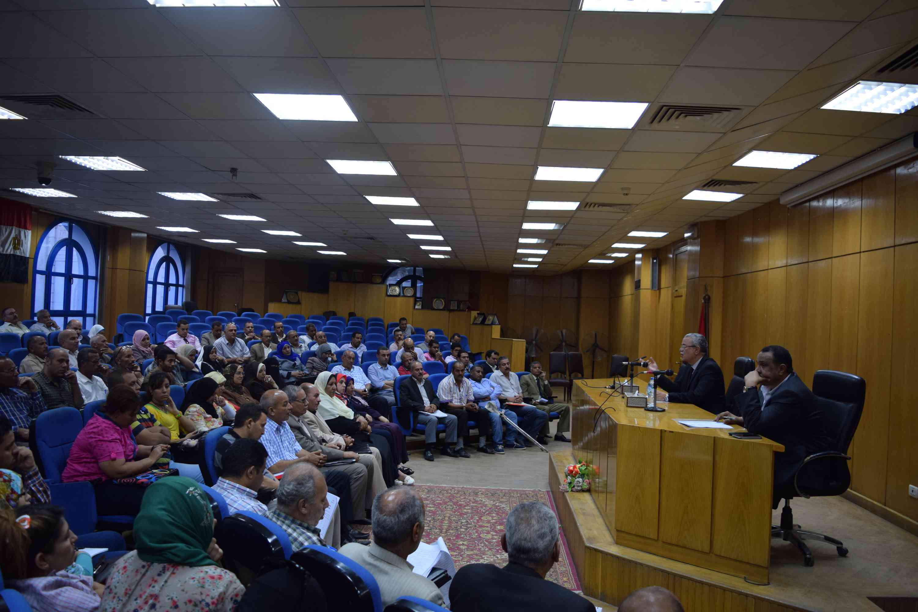 عصام البديوى محافظ المنيا خلال لقاءه بأعضاء الجمعيات الأهلية