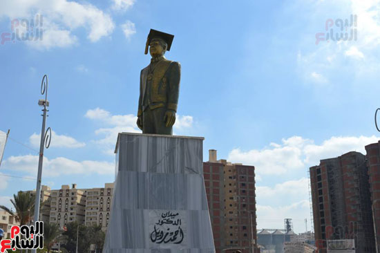  تمثال أحمد زويل بميدانه بكفر الشيخ
