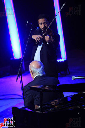 عمر خيرت ونجوم الغناء فى افتتاح الدورة الـ25 لمهرجان الموسيقى العربية (78)