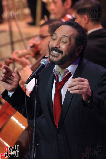 عمر خيرت ونجوم الغناء فى افتتاح الدورة الـ25 لمهرجان الموسيقى العربية (73)
