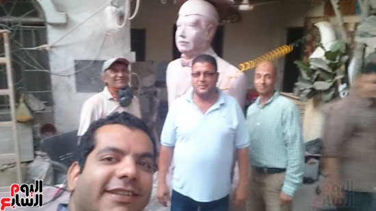 صورة جماعية مع تمثال زويل والدكتور السيد عبده