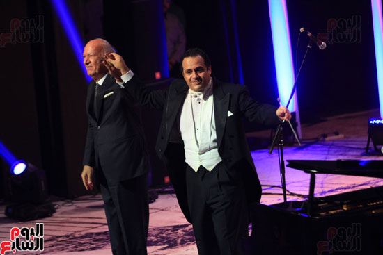 عمر خيرت ونجوم الغناء فى افتتاح الدورة الـ25 لمهرجان الموسيقى العربية (53)