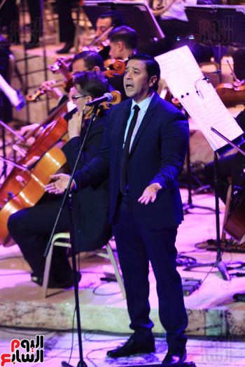 عمر خيرت ونجوم الغناء فى افتتاح الدورة الـ25 لمهرجان الموسيقى العربية (86)