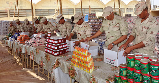   جنود القوات المسلحة يجهزون عبوات السلع المخفضة تمهيدًا لتوزيعها على المواطنين