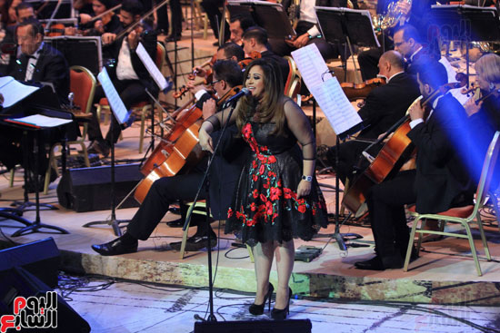 عمر خيرت ونجوم الغناء فى افتتاح الدورة الـ25 لمهرجان الموسيقى العربية (28)