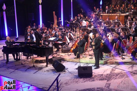 عمر خيرت ونجوم الغناء فى افتتاح الدورة الـ25 لمهرجان الموسيقى العربية (2)