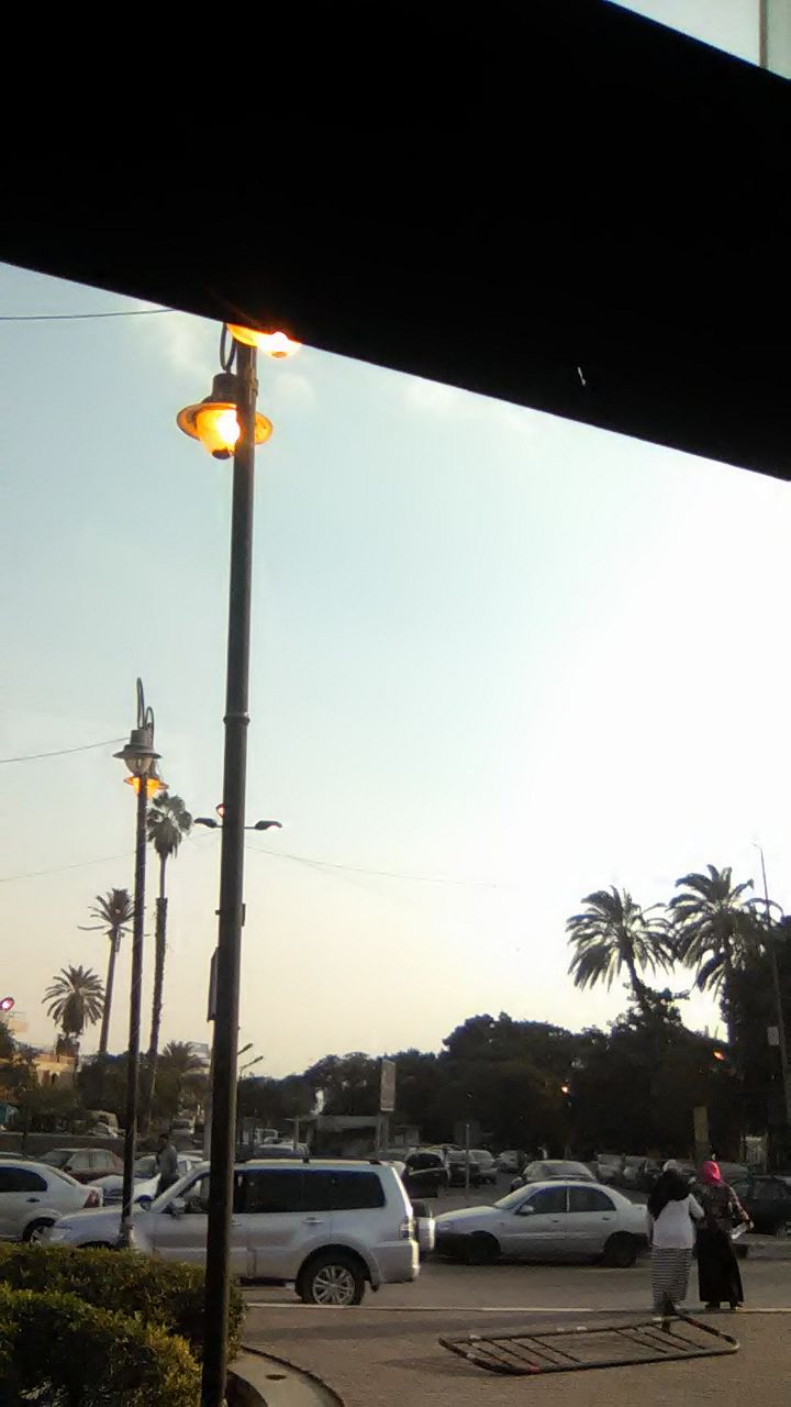 الأعمدة مضاءة أعلى كوبرى قصر النيل