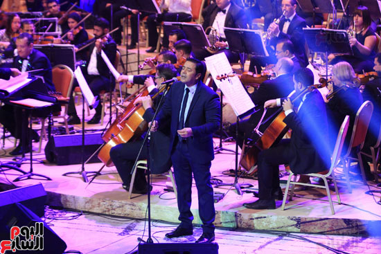 عمر خيرت ونجوم الغناء فى افتتاح الدورة الـ25 لمهرجان الموسيقى العربية (37)