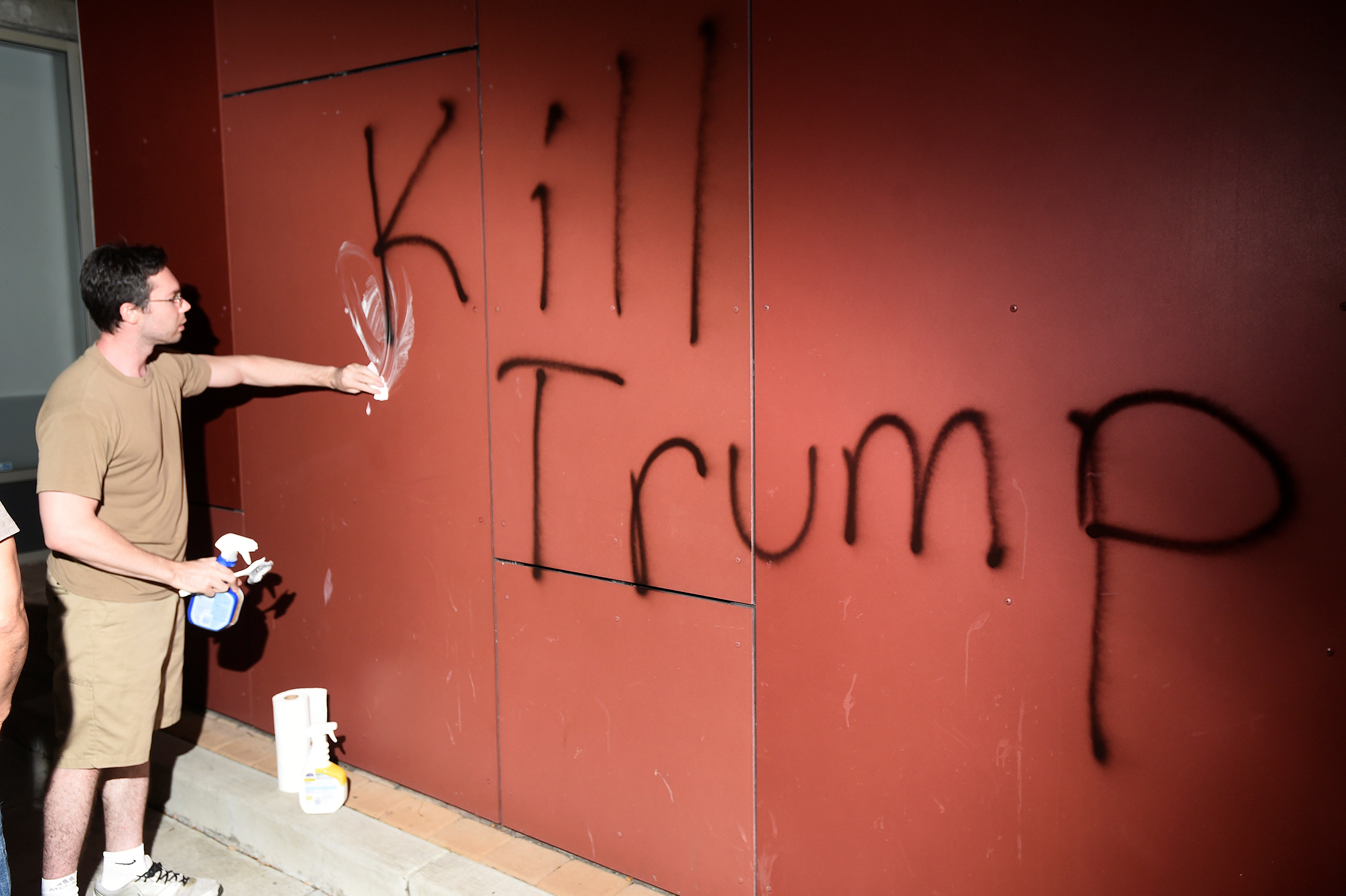 كتابات رافضة لترامب تقول "اقتلوا ترامب" 