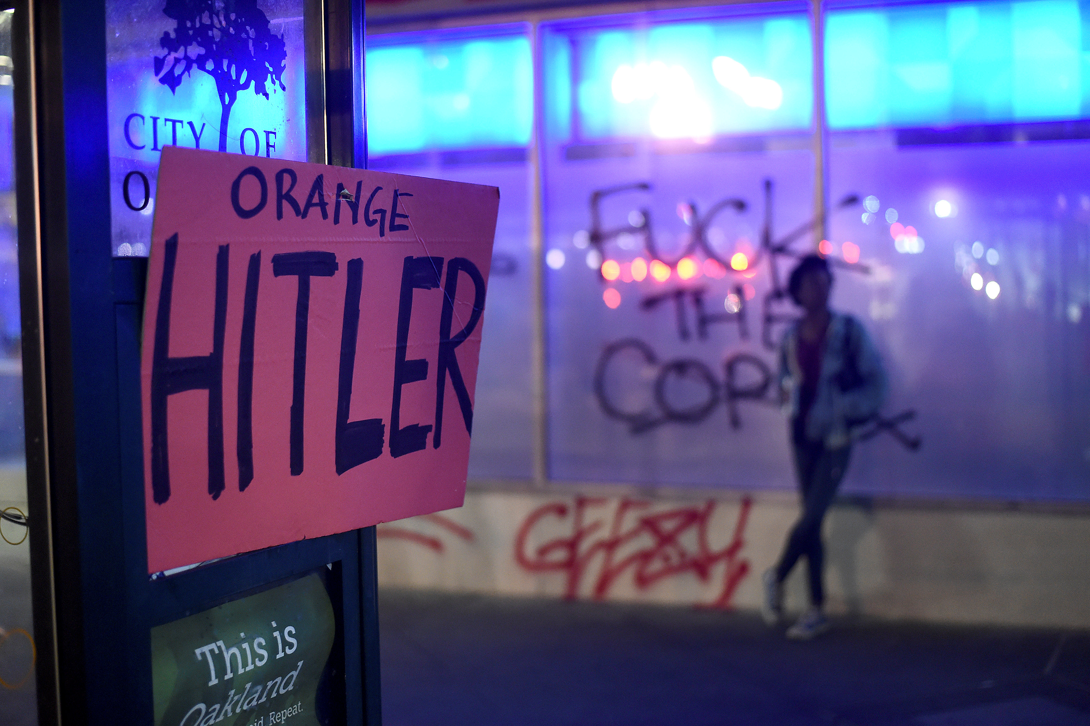 لافتة كتب عليها "هتلر البرتقالى" 