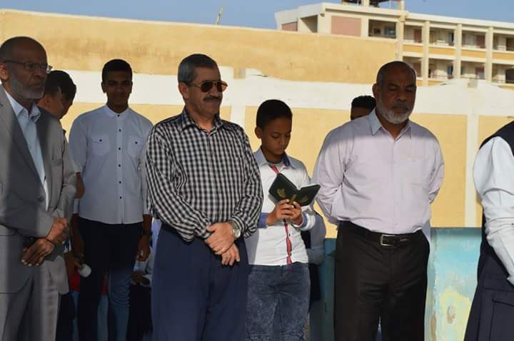 رئيس المدينة خلال حضورة الاذاعة المدرسة بمدرسة جمال عبد الناصر 