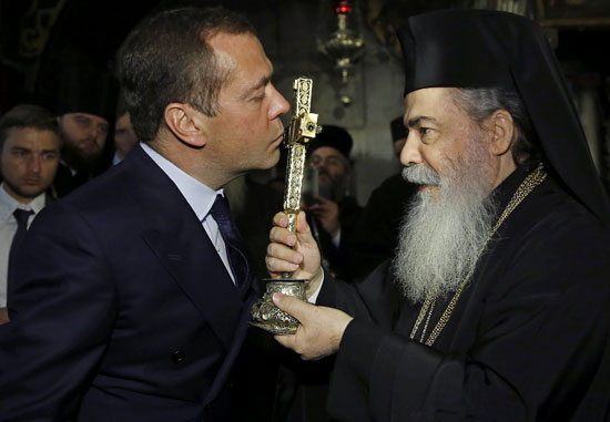 رئيس وزراء روسيا "ميدفيديف" يقبل صليب فى كنيسة القيامة بالقدس