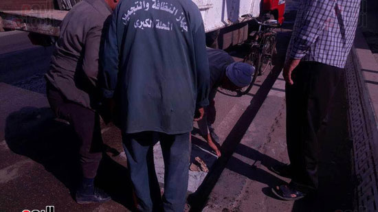  أثناء تركيب الأغطية على البالوعات 