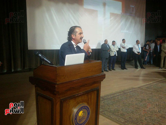 عصام شلتوت رئيس التحرير التنفيذى  لـ"اليوم السابع"  يلقى كلمة لطلاب جامعة بنى سويف