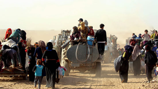 نزوح جماعى لسوريين من مناطق يسيطر عليها داعش قبل معركة الرقة