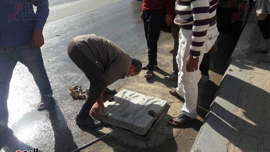  وضع أغطية أسمنتية على البالوعات