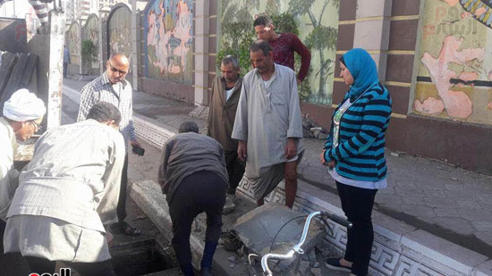  مساعد رئيس حى ثان المحلة يشرف على تنظيف البالوعات