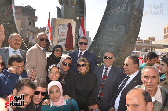 صورة سلفى مع المحافظ وعائلة زويل وعدد من طلاب مدينة زويل بالإسكندرية