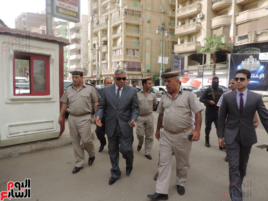 اللواء علاء الدين شوقى مساعد وزير الداخلية ، مدير أمن البحيرة أمام مبنى المحافظة