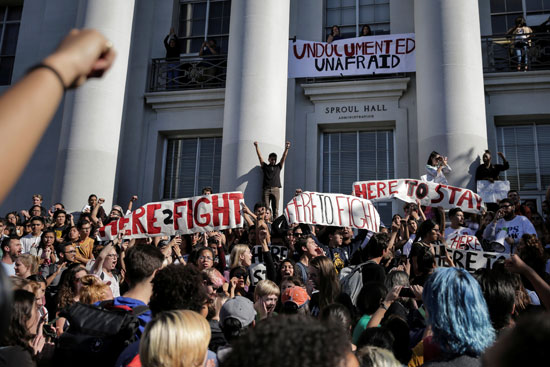 مظاهرات طلابية بالجماعات الأمريكية احتجاجا على انتخاب ترامب