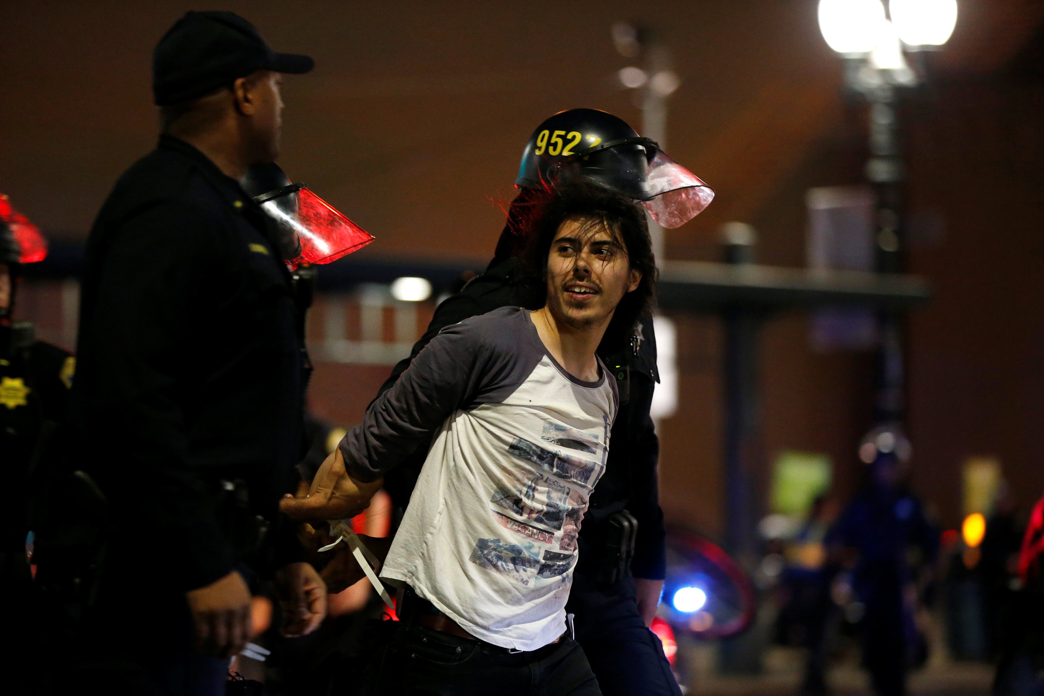 إلقاء القبض على أحد المتظاهرين 