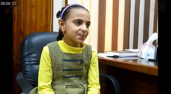 الطفلة المختطفة بعد تحريرها من الأمن