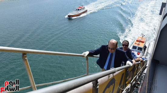 سفينة عابرة  بقناة السويس  وسط  تأمين  من القوات المسلحة للقناة  