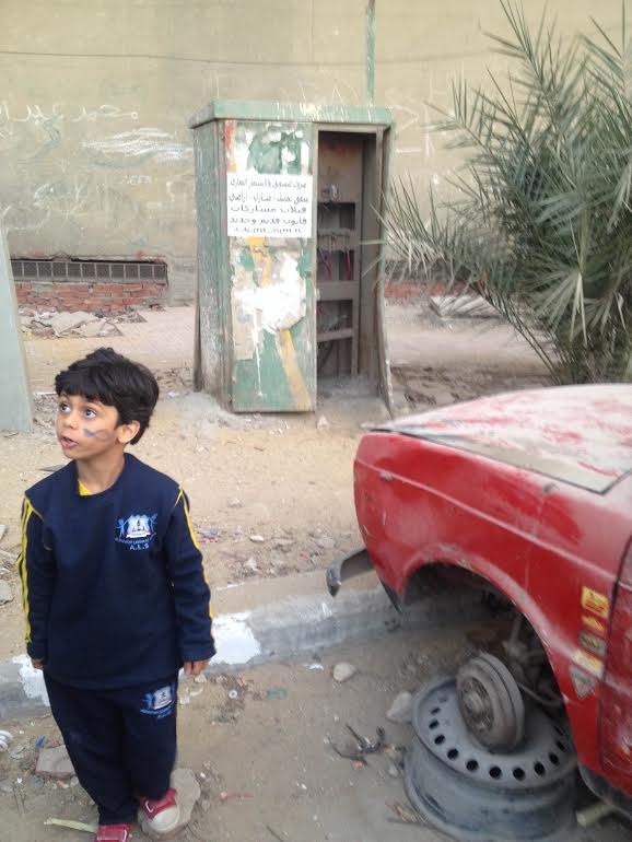 كبينة الكهرباء المفتوحة فى حدائق حلوان