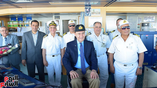 دورية أمنية  تتابع  سيارات  المواطنين 