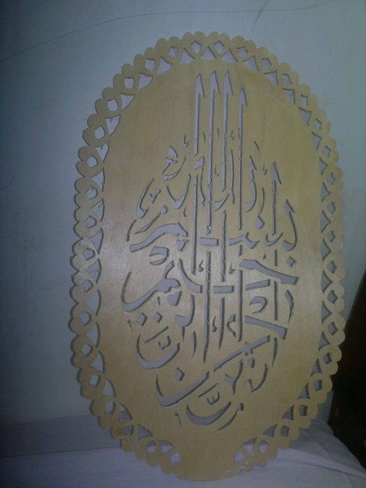 بالصور محمد بيرسم بالمنشار والخشب يصنع لوحات فنية بتفريغ الأبلكاش اليوم السابع
